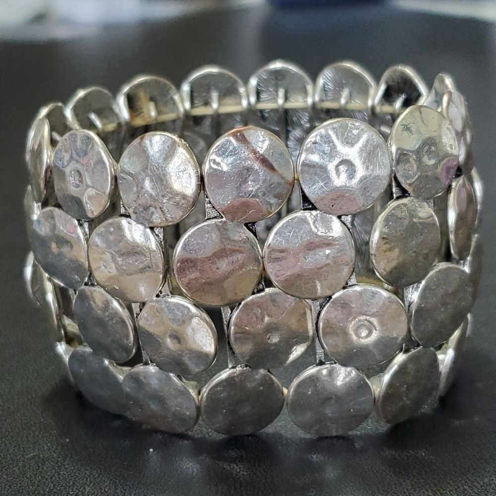 Silver tone circle pattern bracelet 7.75"